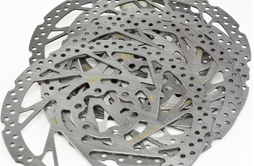 機(ji)械自動化生産(chǎn)是現代工業生(sheng)産發展的大趨(qū)勢，自行車刹車(chē)盤生産商的關(guan)注焦點集中在(zai)降低原材料成(cheng)本，提高勞動效(xiào)率及改善勞動(dong)條件方面，而刹(sha)車盤沖壓送料(liao)機在這幾個方(fang)面都有很好的(de)表現，打破了傳(chuan)統生産方式的(de)自行車刹車盤(pan)沖壓送料機，在(zai)技術和設計構(gou)思上都有屬于(yú)自己的獨有特(te)點，咱們就來了(le)解一下自行車(chē)刹車盤沖壓送(sòng)料機的主配件(jian)及選購技巧。