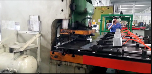 鋼背沖壓送(sòng)料機多少錢(qian)一台?價格的(de)影響因素有(yǒu)哪些？