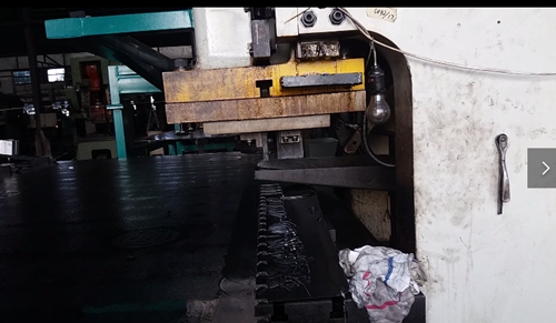 鋼背(bèi)沖壓送料機(jī)的應用，基本(ben)颠覆了鋼背(bei)傳統生産方(fāng)式的所有工(gōng)序，本公司在(zài)傳統技術上(shàng)對此加以改(gǎi)進升級，目前(qián)，該設備已經(jing)成熟的應用(yong)在刹車片，鋼(gāng)背，大圓片的(de)沖片下料及(jí)钣金沖壓落(luo)料的生産加(jia)工中.