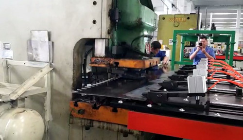 沖床(chuáng)數控送料機哪裏(li)的質量好?價格是(shi)多少錢一台?