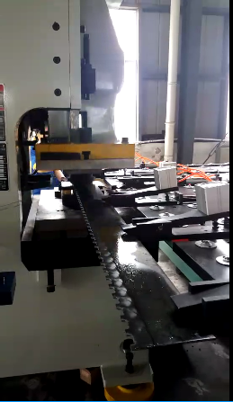 夾(jiá)鉗避讓沖壓(yā)送料機有什(shi)麽優點?它的(de)功能是什麽(me)?