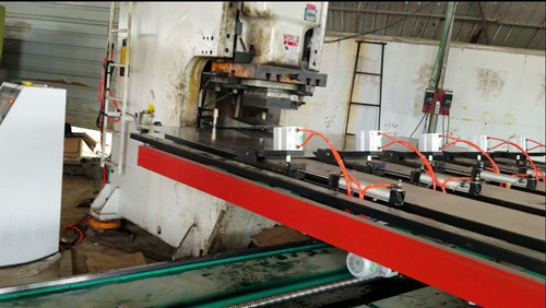 鋼背刹(shā)車盤沖壓送料機(jī)的性能簡介