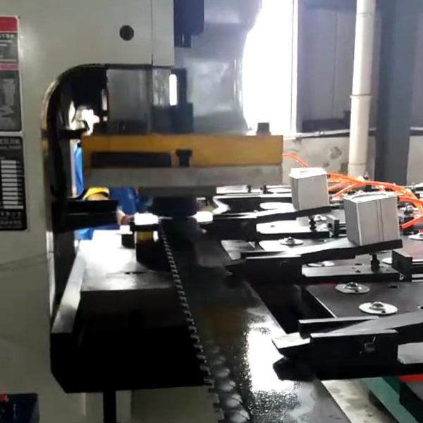 夾鉗避讓(rang)數控送料機