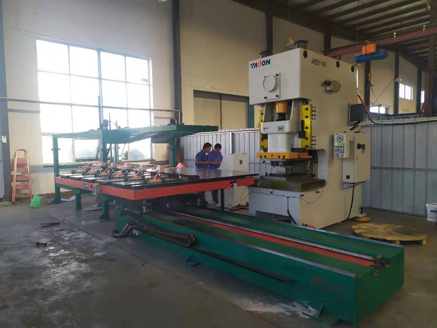 國内(nei)沖床送(song)料機是(shi)钣金沖(chòng)壓行業(ye)未來趨(qu)勢