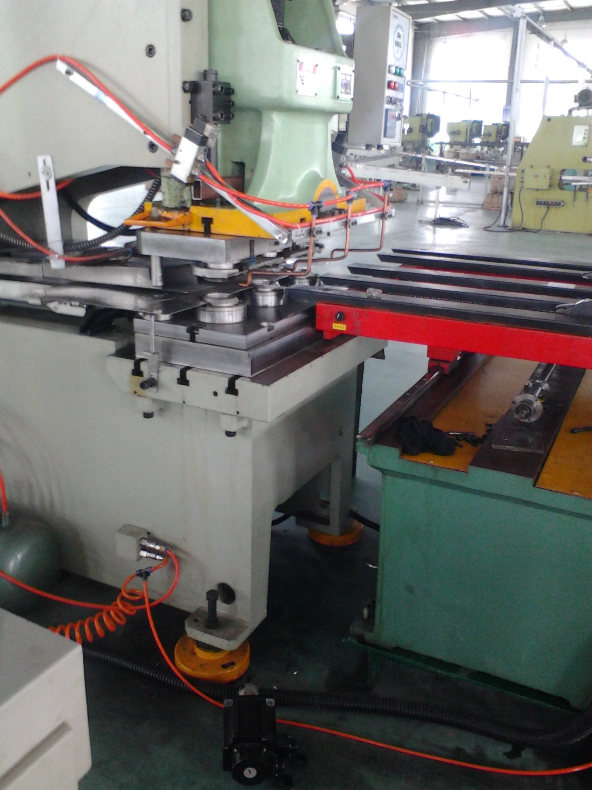 江蘇瓶(ping)蓋制造(zào)廠數控(kong)送料機(jī)