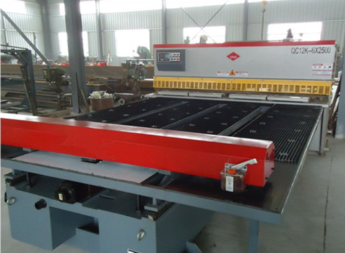 剪闆機(ji)前送料機是怎樣(yàng)爲工廠省錢的