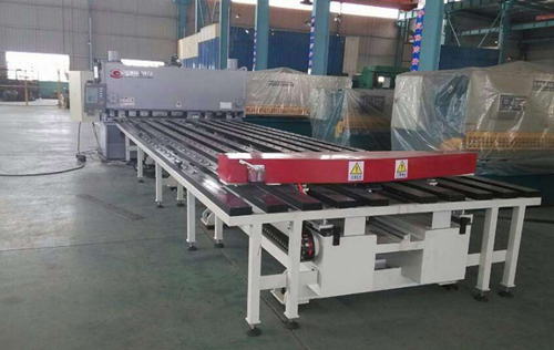 剪(jiǎn)闆機送(song)料器，也(ye)叫數控(kòng)剪闆送(song)料機，主(zhǔ)要就是(shi)代替人(ren)工配合(hé)剪闆機(jī)工作，爲(wei)剪闆機(jī)傳送闆(pǎn)材進行(hang)裁切加(jiā)工的專(zhuān)用數控(kong)設備，操(cāo)作簡單(dan)易學，可(kě)大幅提(ti)高生産(chan)效率，節(jiē)省人工(gōng)成本，改(gǎi)善勞動(dòng)條件，數(shù)控智能(néng)時代，是(shi)钣金剪(jiǎn)裁企業(yè)發展壯(zhuang)大不可(ke)或缺的(de)數控智(zhì)能産品(pin)，那麽剪(jiǎn)闆機送(sòng)料器是(shì)幹什麽(me)用的呢(ne)?大概多(duo)少錢一(yī)台呢?下(xia)面咱們(men)一起來(lái)看一下(xià)。