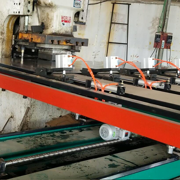 江蘇刹車片(piàn)沖床送料機(jī)