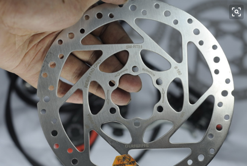 山(shān)地自行車刹車(chē)盤沖壓行業因(yin)沖壓送料機的(de)應用，逐漸邁入(rù)工業自動化數(shù)字化行列，因沖(chong)壓送料機的強(qiang)大功能，打破了(le)山地自行車刹(shā)車盤沖壓行業(ye)的傳統方式，帶(dai)動了行業的快(kuai)速穩定發展，關(guan)于這款山地自(zì)行車刹車盤沖(chong)壓送料機，咱們(men)一起來看看選(xuan)購注意事項有(you)哪些。