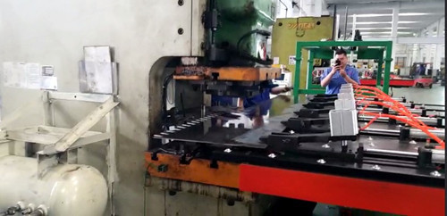 自動(dòng)沖壓送料機的夾(jiá)鉗避讓有什麽優(yōu)勢