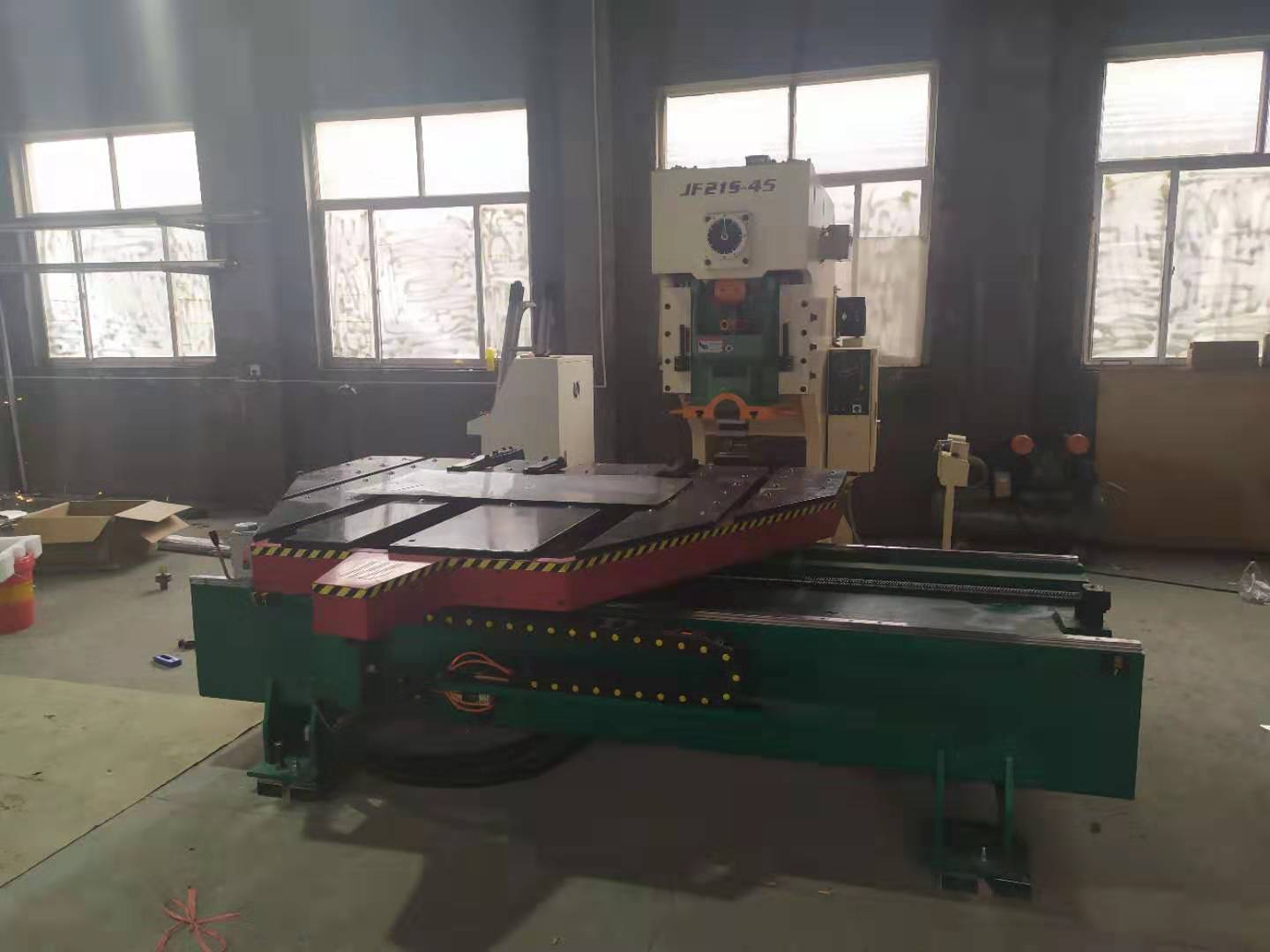 如(rú)何根據(ju)沖床選(xuan)擇平闆(pǎn)數控送(song)料機?送(song)料機結(jie)構與工(gōng)作原理(li)是什麽(me)?