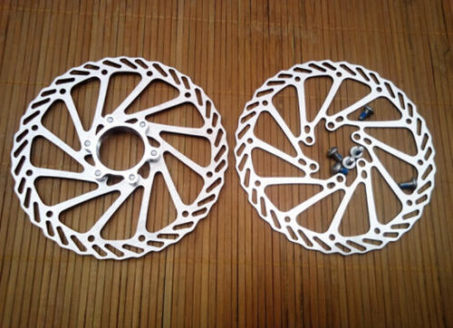 沖壓送料機涉及(ji)山地車刹車盤生(sheng)産行業後，爲該行(háng)業帶來了巨大的(de)改變，行業多年不(bú)變的生産方式被(bèi)完全打破，主要表(biǎo)現在人機分離式(shi)的生産方式，及提(ti)高闆材利用率方(fang)面，另外對沖壓精(jing)度的高标準也得(de)以實現，總之，這款(kuan)山地車刹車盤沖(chong)壓送料機确實推(tui)進了該行業自動(dòng)化生産的進程，下(xia)面咱們一起來了(le)解一下這款送料(liào)機的性能。